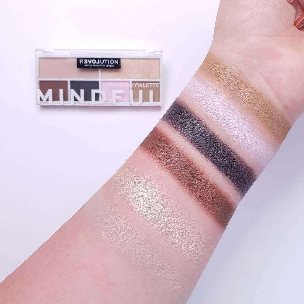 REVOLUTION Colour Play Shadow Palette – Achtsame Lidschattenpalette