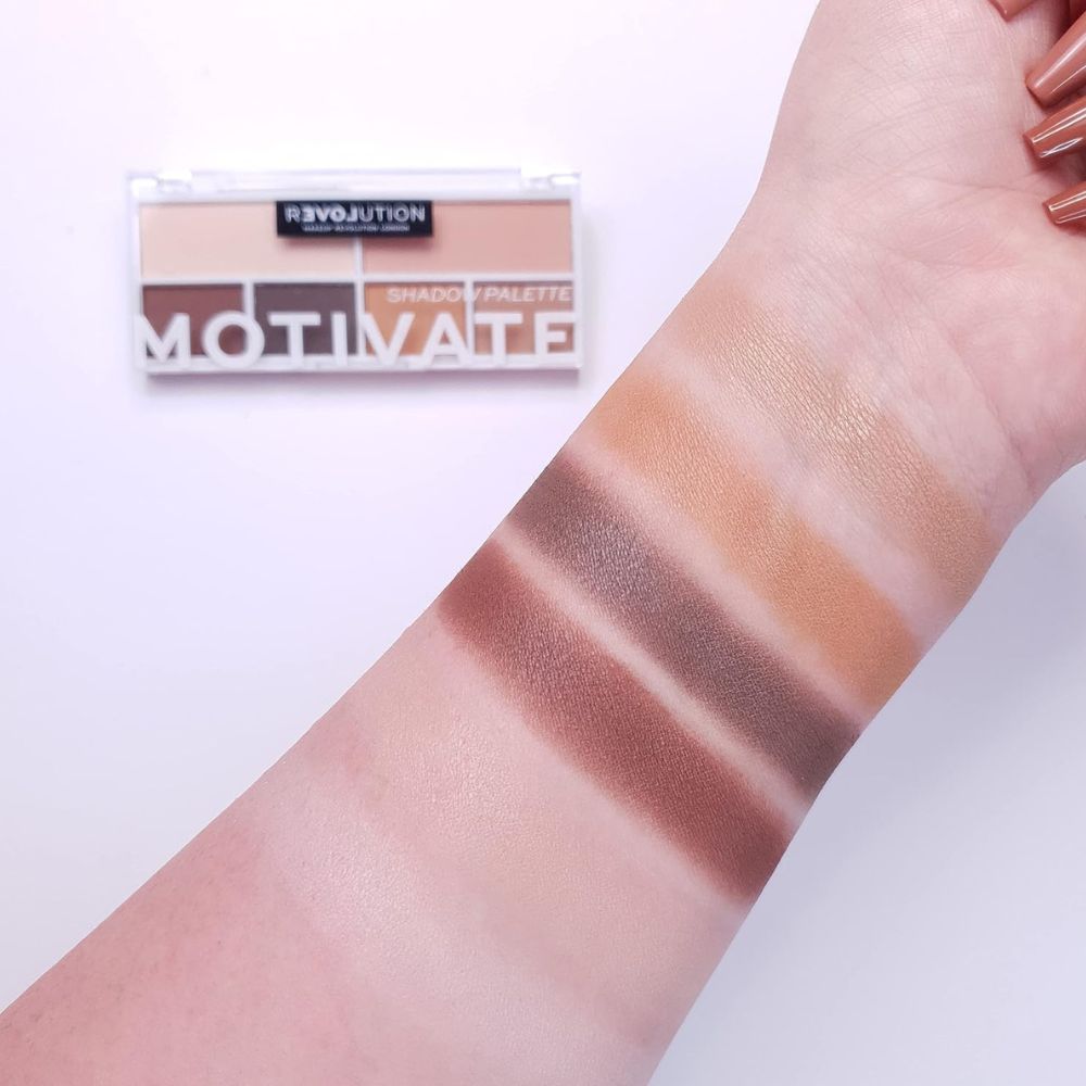 REVOLUTION Colour Play Shadow Palette – Motivierte Lidschattenpalette